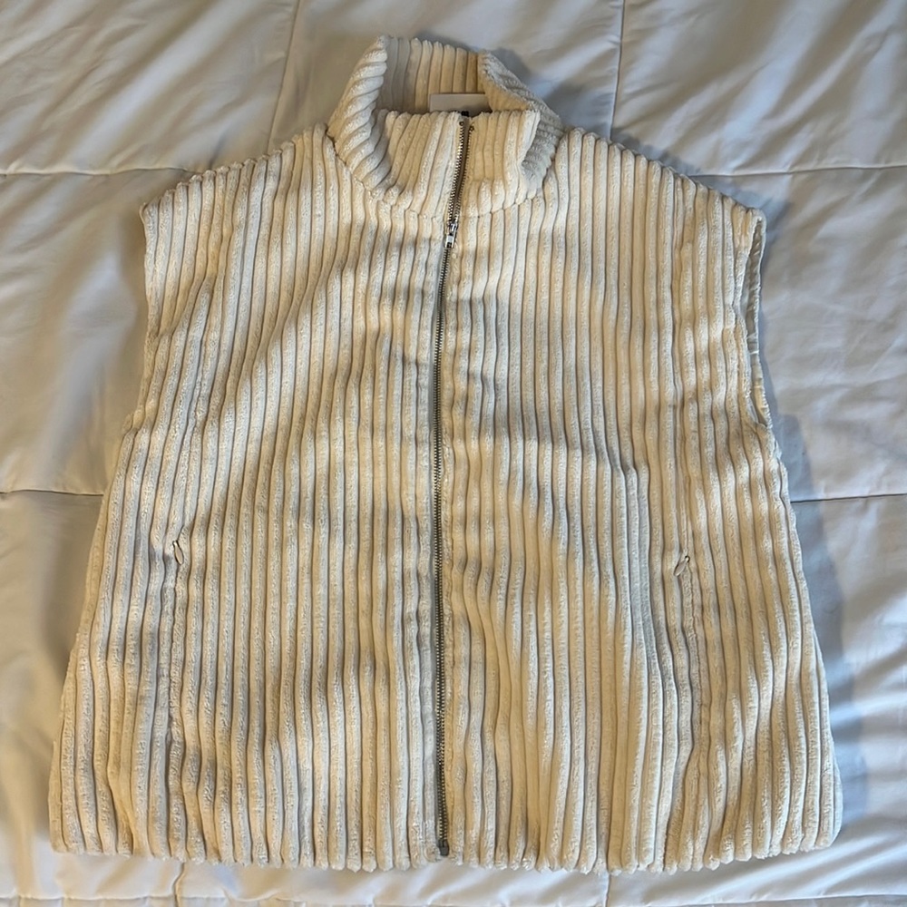 daisy street// size medium ivory zip up vest with pockets
